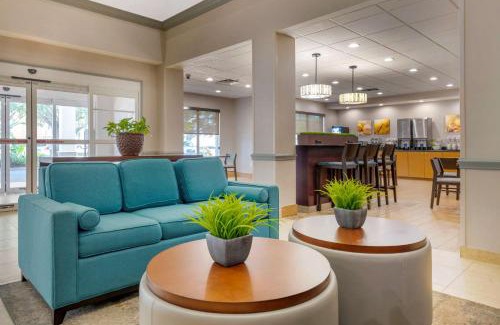 Florida Center Hotel | Comfort Suites Near Universal Orlando Resort