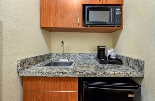 Newark Hotel | Comfort Suites Newark - Harrison