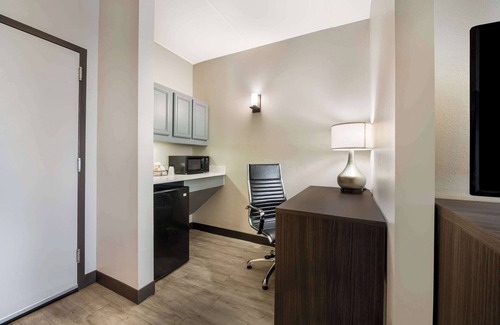 Paw Creek Hotel | Comfort Suites Northlake