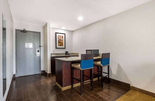 Council Bluffs Hotel | Comfort Suites Omaha East-Council Bluffs