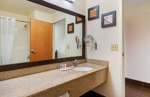 Stevensville Hotel | Comfort Suites Stevensville - St. Joseph