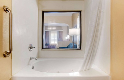Tallahassee Hotel | Comfort Suites Tallahassee Capitol - University Area