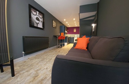 Liverpool Apartment | Comfortable 1-bed Apartment in Liverpool Sleeps 4