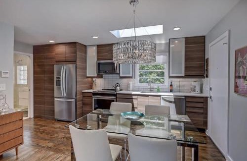 Cherry House | Comfortable 1BR Myers Park Oasis