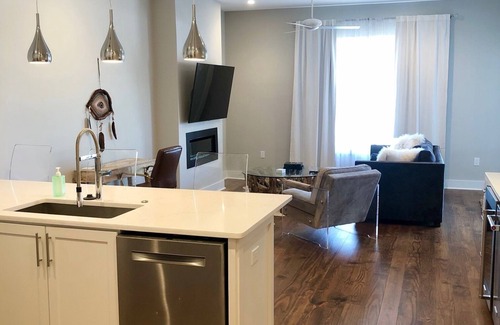 Oxford Condo | Comfortable 2-bedroom condo within walking distance of the Square