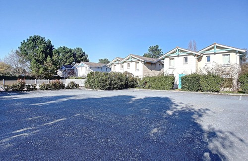 Le Verdon-sur-Mer House | Comfortable 2-bedroom house with terrace close to beaches