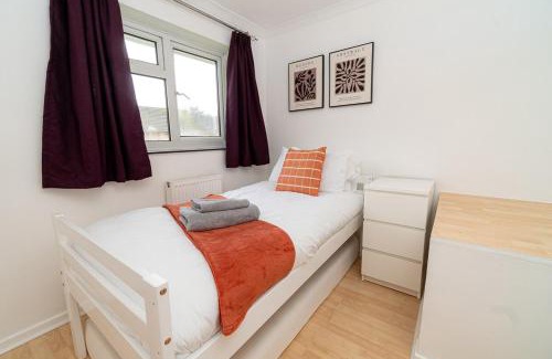 Basingstoke House | Comfortable 3-Bed, 2-Bath Basingstoke Stay