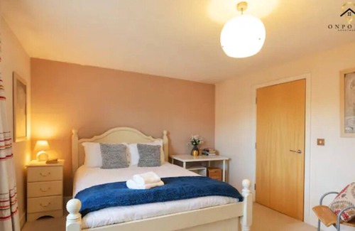 Derby House | Comfortable 3 Bed Home 2 Parking