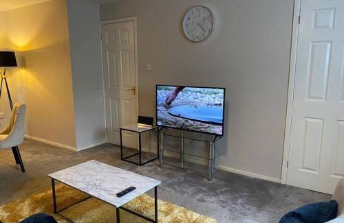 Basingstoke Apartment | Comfortable 3 bed House - Great Monthly Discounts