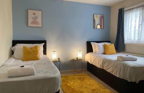 Basingstoke Apartment | Comfortable 3 bed House - Great Monthly Discounts