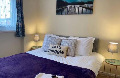 Basingstoke Apartment | Comfortable 3 bed House - Great Monthly Discounts