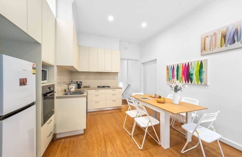 Caulfield North Apartment | Comfortable 3BR Apt in Heart of Caulfield North