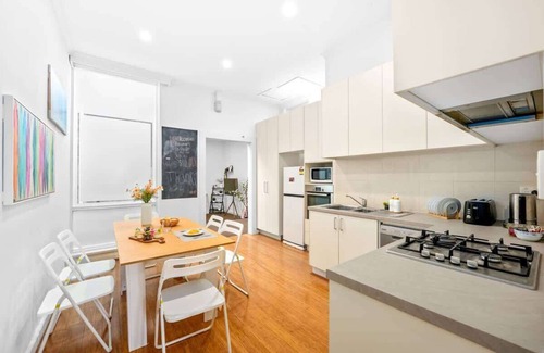 Caulfield North Apartment | Comfortable 3BR Apt in Heart of Caulfield North