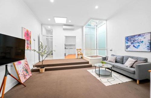 Caulfield North Apartment | Comfortable 3BR Apt in Heart of Caulfield North