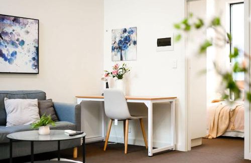 Caulfield North Apartment | Comfortable 3BR Apt in Heart of Caulfield North