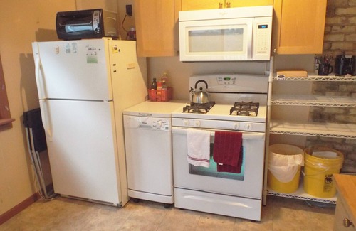Bay View House | Comfortable 3BR Craftsman Bungalow in Milwaukee Bay View Neighborhood Sm Dog OK