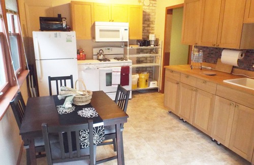 Bay View House | Comfortable 3BR Craftsman Bungalow in Milwaukee Bay View Neighborhood Sm Dog OK