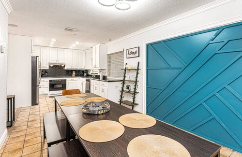 Conway House | Comfortable 3BR Orlando Getaway | Wi-Fi + Kitchen