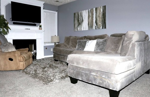 Conley House | Comfortable 4 bedroom 10 min from Airport & Downtown