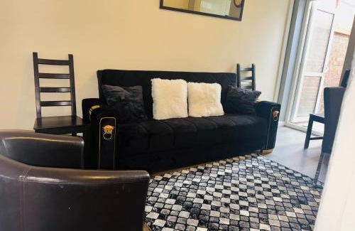 Wyken House | Comfortable 4 bedroom house, sleeps 8! Close to Coventry City Centre