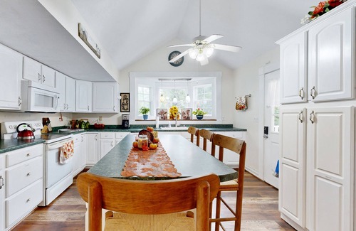 Weaverville House | Comfortable 5 Bedroom retreat close to local attractions