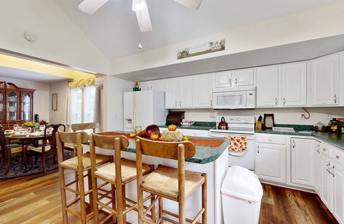 Weaverville House | Comfortable 5 Bedroom retreat close to local attractions