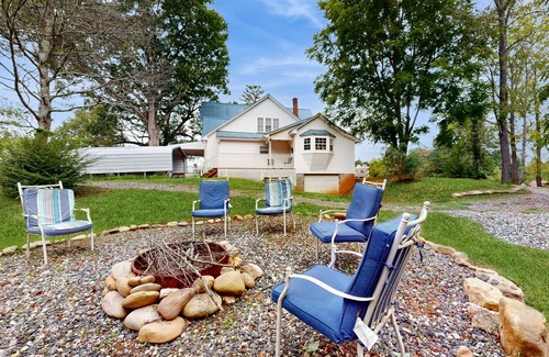 Weaverville House | Comfortable 5 Bedroom retreat close to local attractions