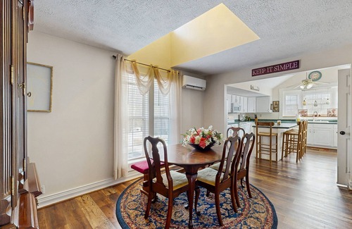Weaverville House | Comfortable 5 Bedroom retreat close to local attractions