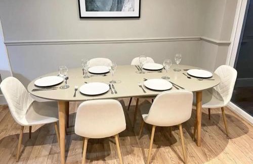 Charlton Kings Apartment | Comfortable 5-Bedroom House in Cheltenham