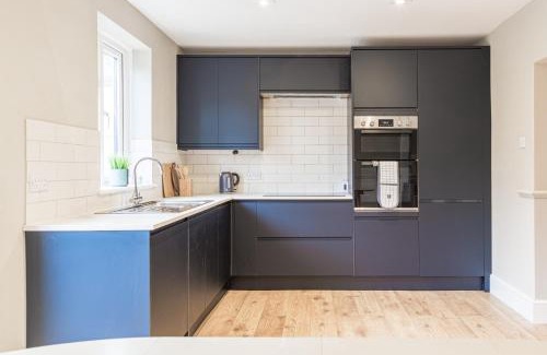 Charlton Kings Apartment | Comfortable 5-Bedroom House in Cheltenham