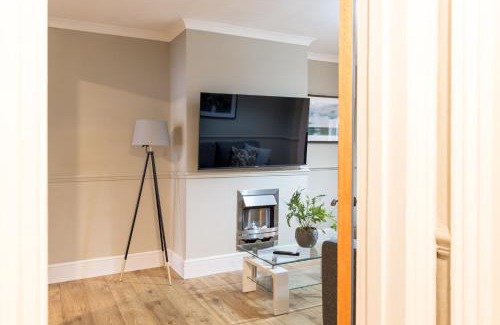 Charlton Kings Apartment | Comfortable 5-Bedroom House in Cheltenham