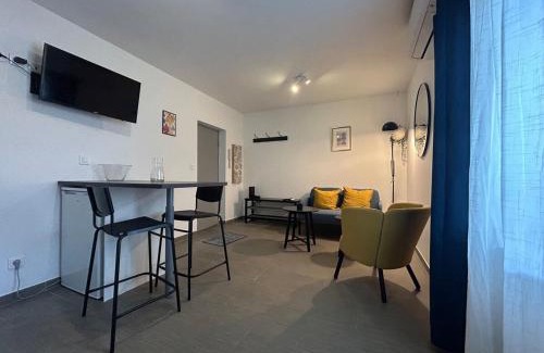 Le Luc Apartment | Comfortable A C, nice decor