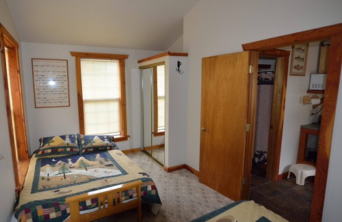 Dillon House | Comfortable accommodations located in the small town of Dillon, Mt.