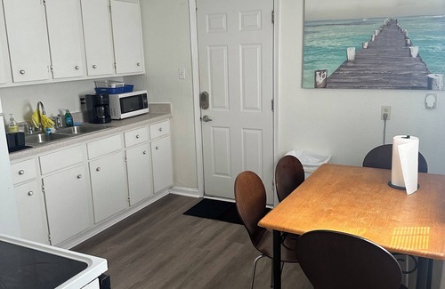 Hampton House | Comfortable & Affordable House Less Than 15 Min To Coliseum, Shopping, & Beaches