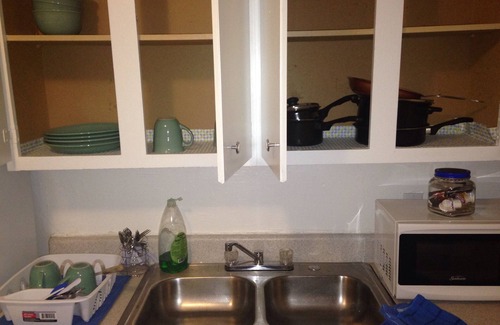 Hampton House | Comfortable & Affordable House Less Than 15 Min To Coliseum, Shopping, & Beaches