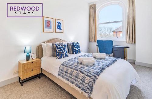 Rushmoor District Apartment | COMFORTABLE AND HOMELY 1 BEDROOM 1 BATHROOM SERVICED APARTMENT WITH FREE PARKING, FREE WiFi AND NETFLIX, PERFECT FOR BUSINESS STAYS, FAMILIES, RELOCATIONS, EXTENDED STAYS, AND EMERGENCY ACCOMMODATION by REDWOOD STAYS