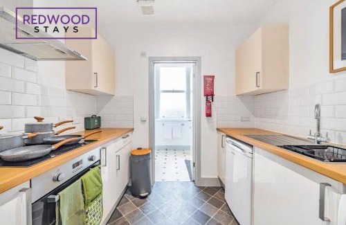 Rushmoor District Apartment | COMFORTABLE AND HOMELY 1 BEDROOM 1 BATHROOM SERVICED APARTMENT WITH FREE PARKING, FREE WiFi AND NETFLIX, PERFECT FOR BUSINESS STAYS, FAMILIES, RELOCATIONS, EXTENDED STAYS, AND EMERGENCY ACCOMMODATION by REDWOOD STAYS