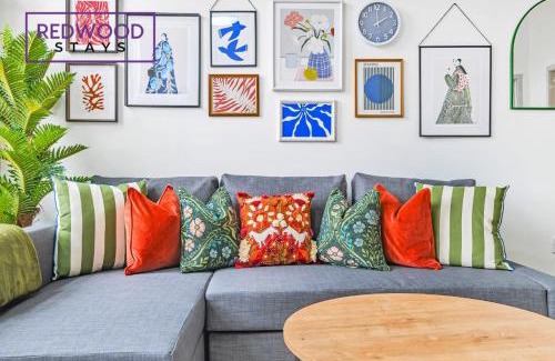 Rushmoor District Apartment | COMFORTABLE AND HOMELY 1 BEDROOM 1 BATHROOM SERVICED APARTMENT WITH FREE PARKING, FREE WiFi AND NETFLIX, PERFECT FOR BUSINESS STAYS, FAMILIES, RELOCATIONS, EXTENDED STAYS, AND EMERGENCY ACCOMMODATION by REDWOOD STAYS