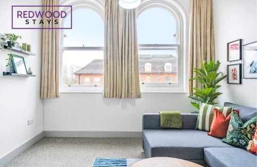 Rushmoor District Apartment | COMFORTABLE AND HOMELY 1 BEDROOM 1 BATHROOM SERVICED APARTMENT WITH FREE PARKING, FREE WiFi AND NETFLIX, PERFECT FOR BUSINESS STAYS, FAMILIES, RELOCATIONS, EXTENDED STAYS, AND EMERGENCY ACCOMMODATION by REDWOOD STAYS