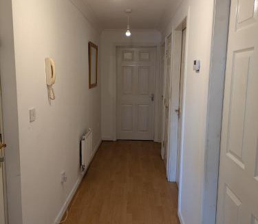 Baguley House | Comfortable and Peaceful 2 Bedroom Flat with Shared Bathroom and Kitchen Close to Manchester Airport