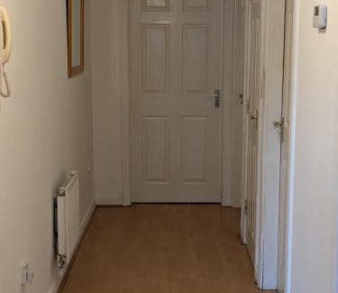 Baguley House | Comfortable and Peaceful 2 Bedroom Flat with Shared Bathroom and Kitchen Close to Manchester Airport