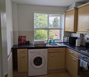 Baguley House | Comfortable and Peaceful 2 Bedroom Flat with Shared Bathroom and Kitchen Close to Manchester Airport