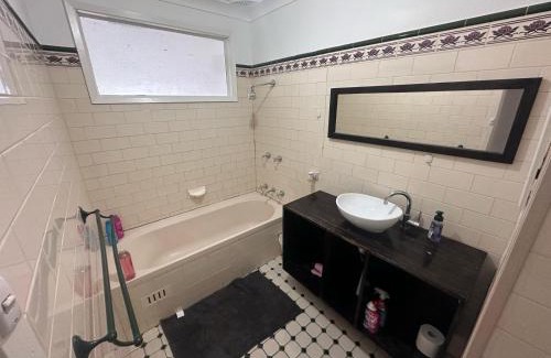 South Wentworthville House | Comfortable and Spacious Queen Room - SW2