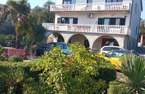 Tribulje Apartment | Comfortable and spacious apartment with balcony and sea view Klanice, Krk (A-21992-a)