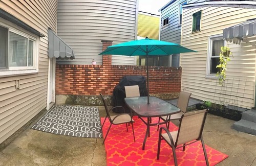 Bloomfield Apartment | Comfortable Apartment – Pittsburgh's Little Italy!