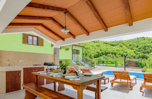 Cerovlje Apartment | Comfortable apartment in Cerovlje with pool