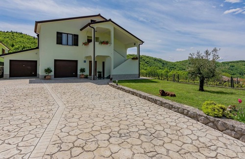 Cerovlje Apartment | Comfortable apartment in Cerovlje with pool