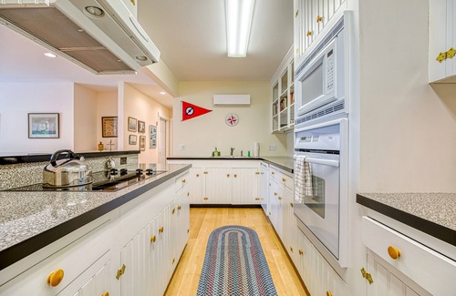 Seal Cove House | Comfortable bayfront home with beautiful views, large deck & on-site tennis