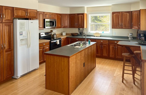 Seal Cove House | Comfortable bayfront home with beautiful views, large deck & on-site tennis