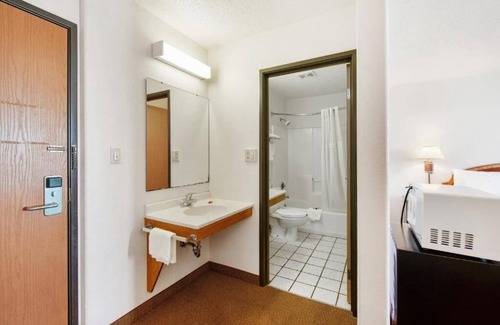 Portage Hotel | Comfortable Budget Room Near Indiana Dunes Trails & Beachfront Parks